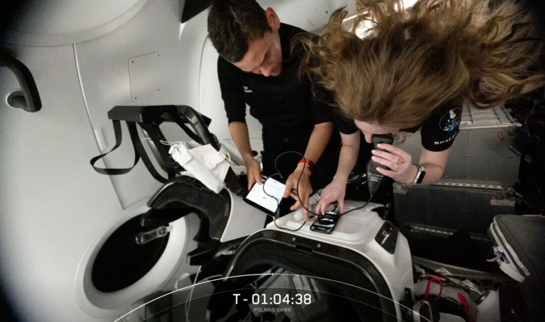 Elon Musk’ın şirketi, insanları uzayın derinliklerine taşıyan tarihi bir görev