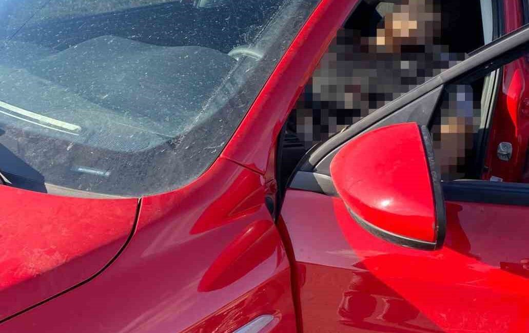 Afyonkarahisar'ın Emirdağ ilçesinde otomobilin sürücü koltuğunda 19 yaşındaki bir gencin