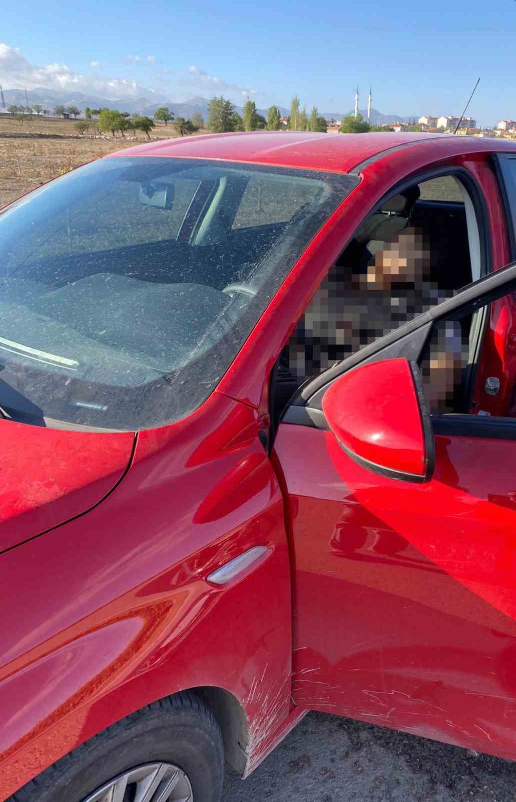 Afyonkarahisar'ın Emirdağ ilçesinde otomobilin sürücü koltuğunda 19 yaşındaki bir gencin