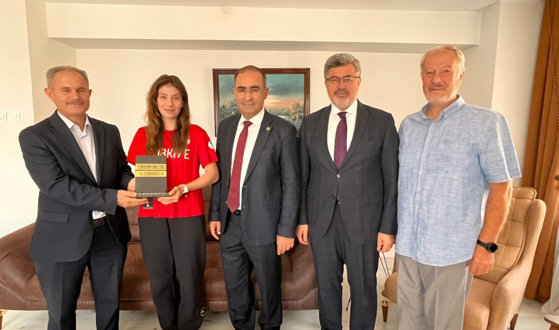 AK Parti Afyonkarahisar Milletvekilleri Ali Özkaya ve Hasan Arslan, Paris’te