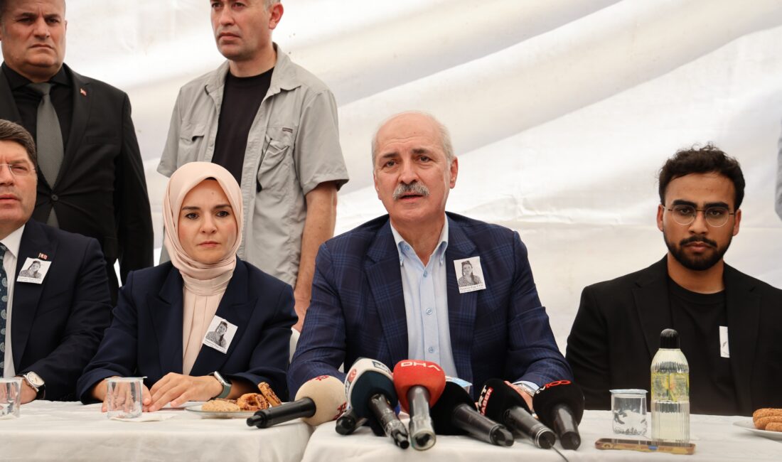 İsrail askerleri tarafından katledilen Ayşenur Ezgi Eygi'nin Didim'deki taziye evinde
