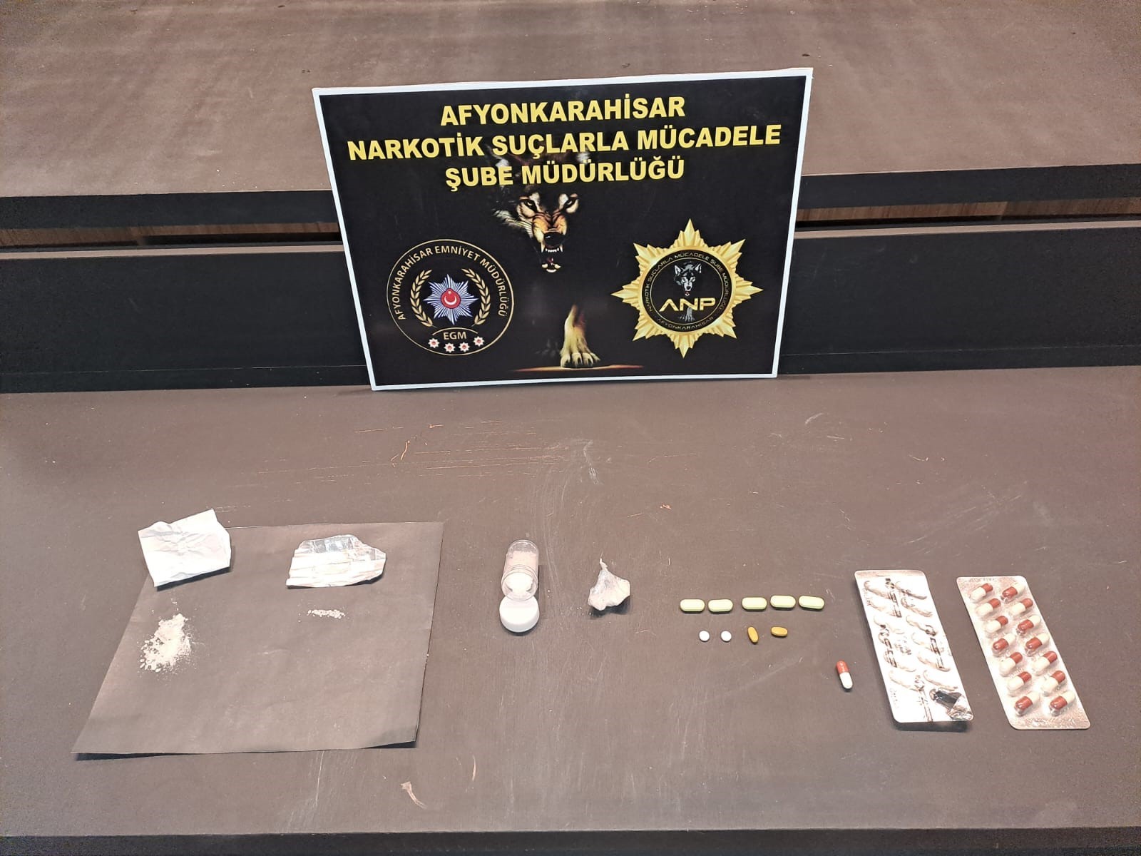 Afyonkarahisar’da polis tarafından gerçekleştirilen uyuşturucu operasyonunda 2 kişi gözaltına alındı.
