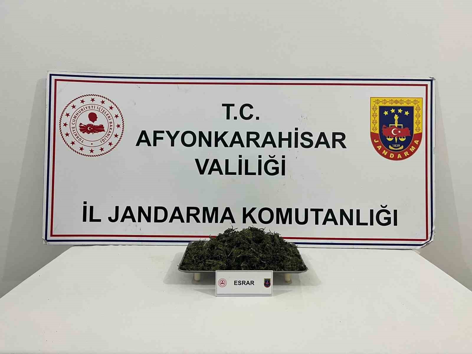 Afyonkarahisar’da jandarma tarafından yapılan operasyonda 215 gram esrar ele geçirildi.