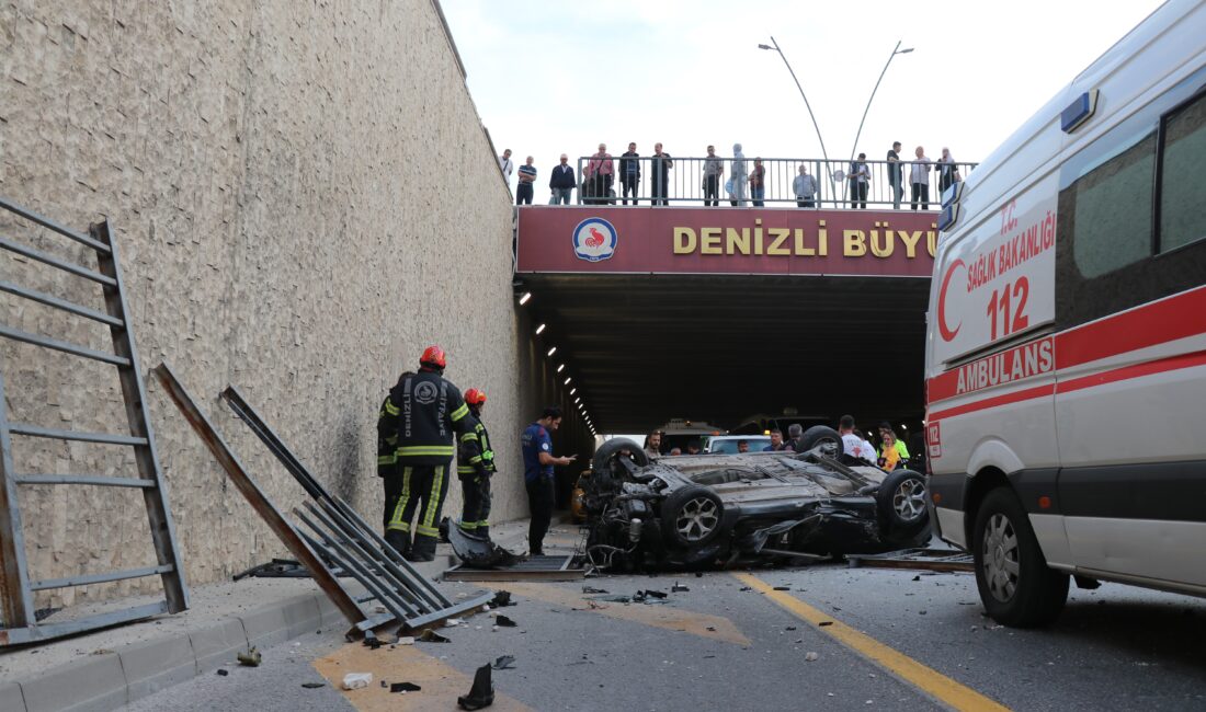   Denizli’de köprülü kavşakta çarpışan otomobillerden biri köprüden aşağıya düştü.