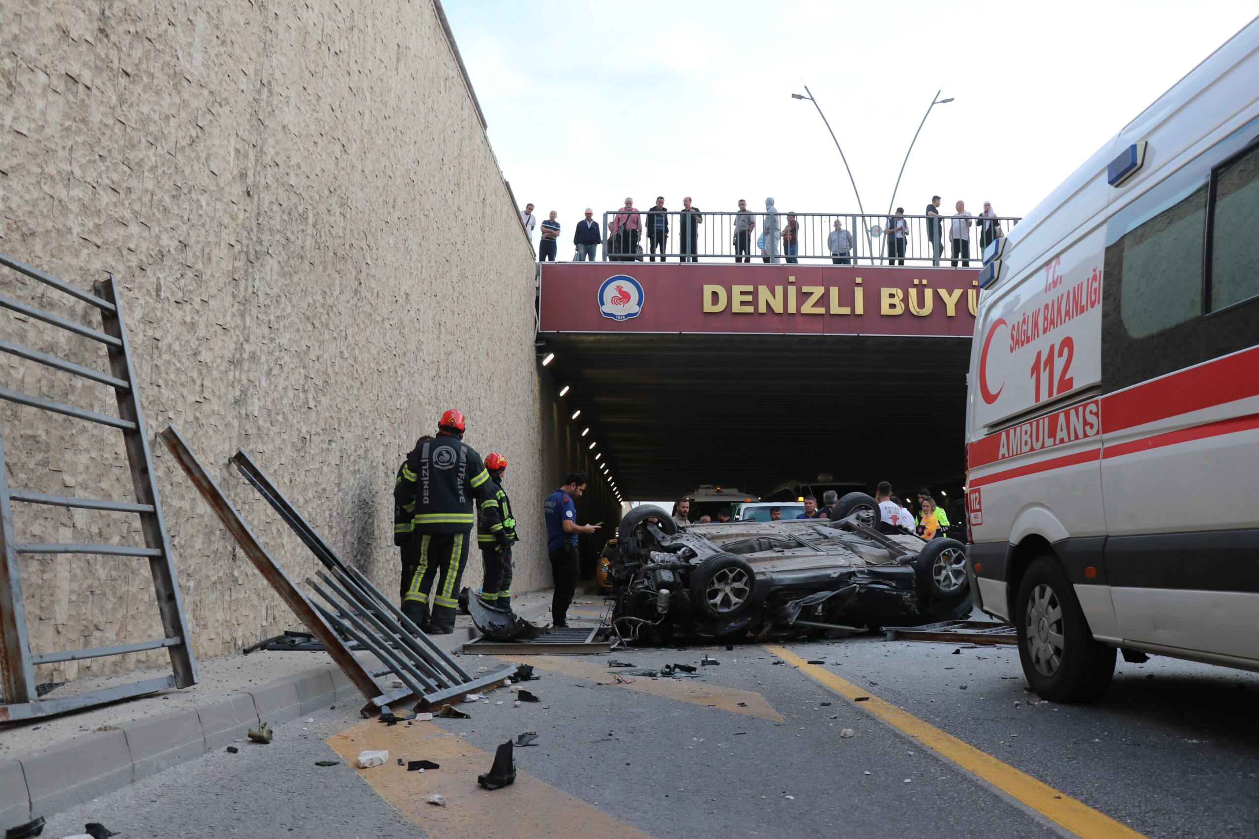   Denizli’de köprülü kavşakta çarpışan otomobillerden biri köprüden aşağıya düştü.
