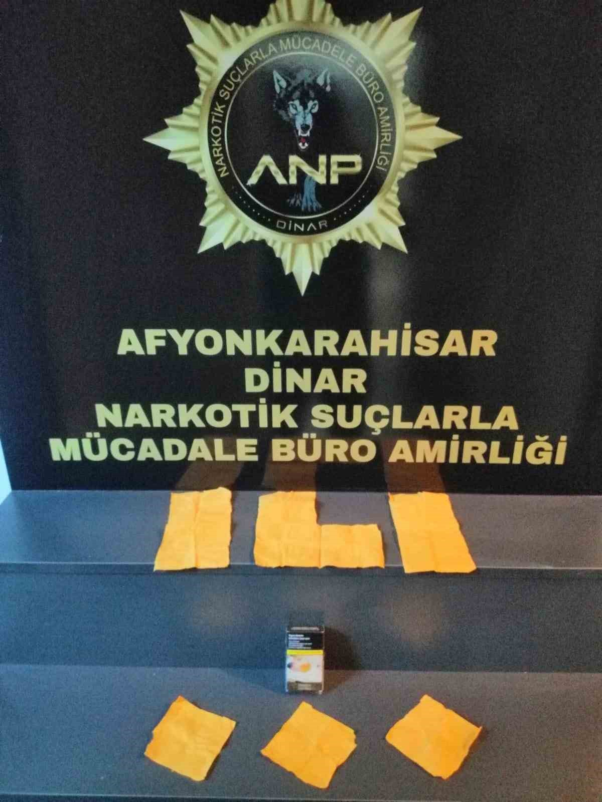 Afyonkarahisar’da 3 bin 887 kullanımlık peçeteye emdirilmiş uyuşturucuyla yakalanan 4