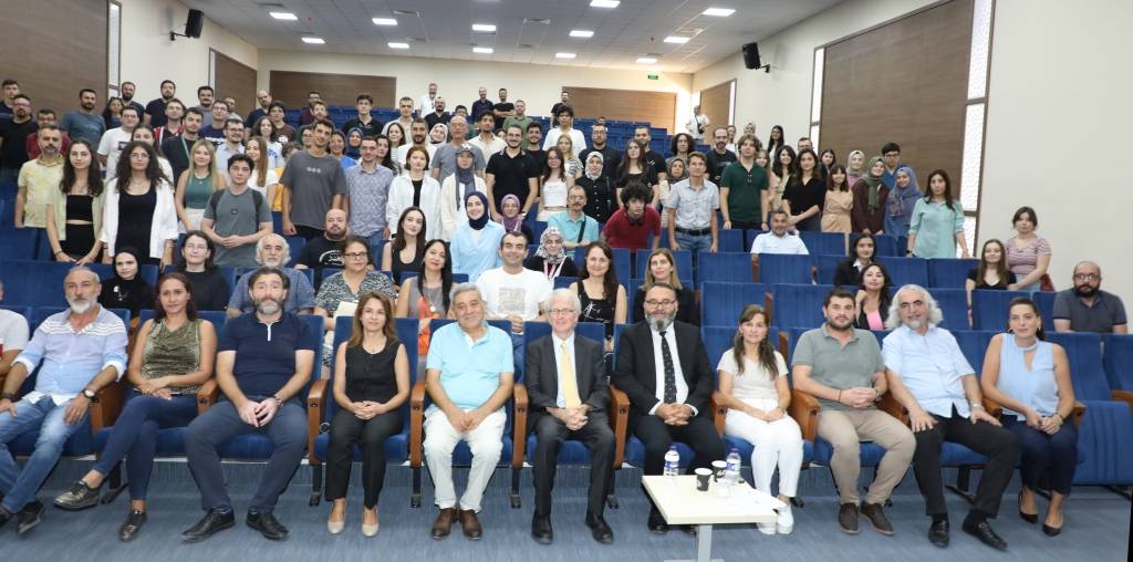 
Biyoetik ve Küresel Halk Sağlığı alanlarında tanınmış bir akademisyen olan