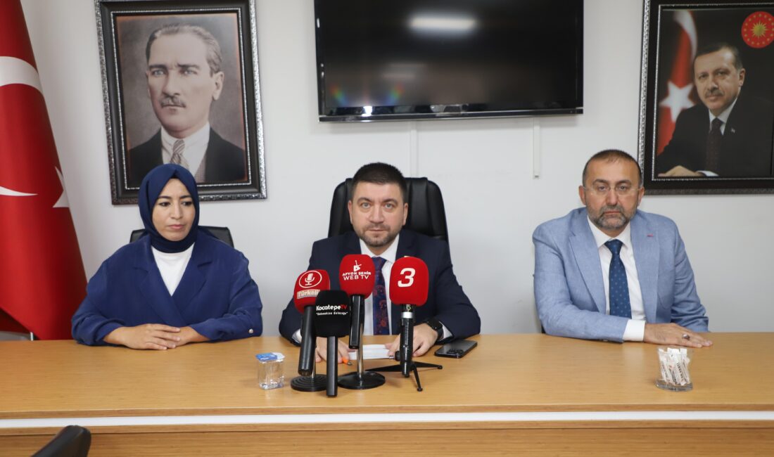   AK Parti İl Başkanlığı tarafından düzenlenen basın toplantısında konuşan