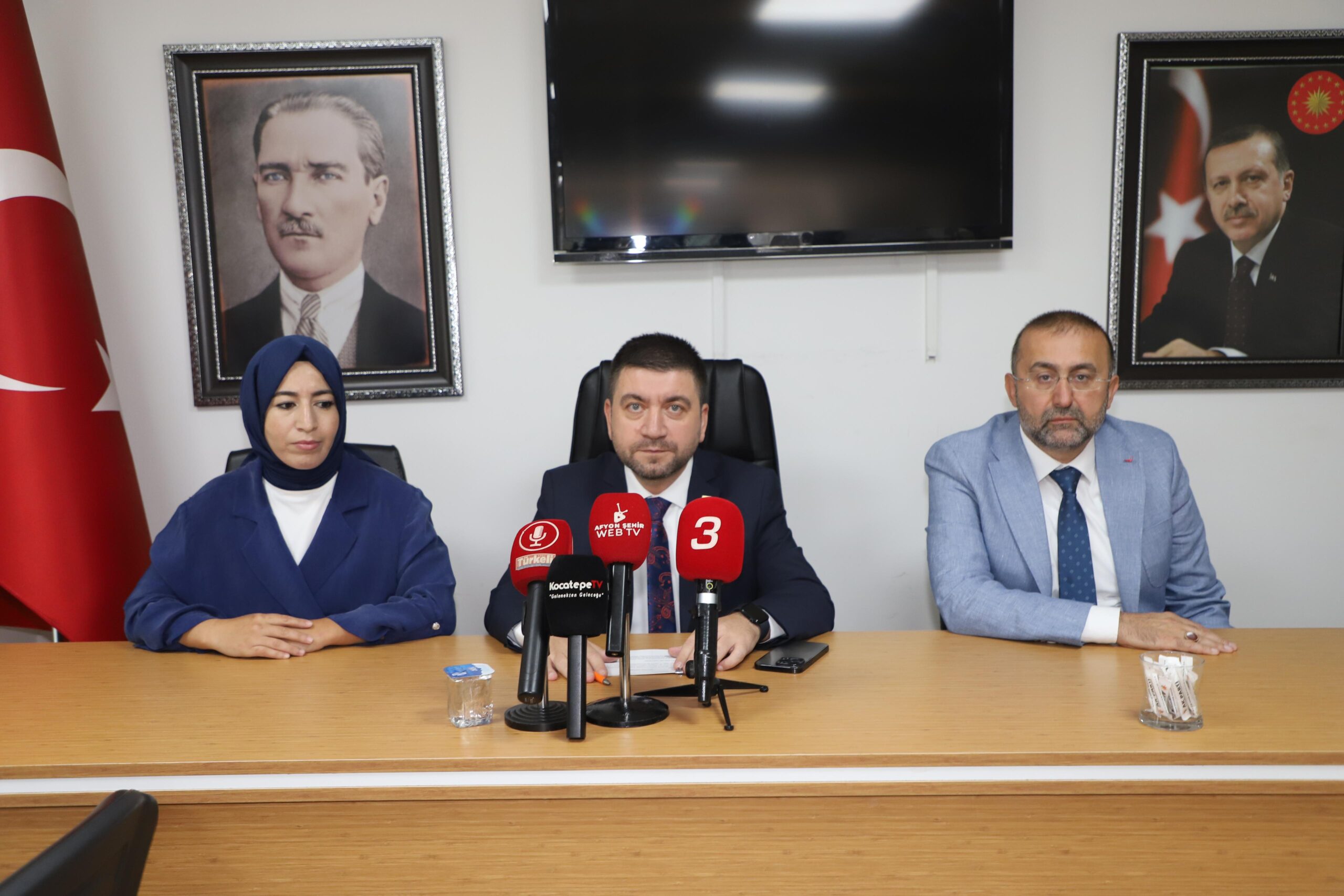   AK Parti İl Başkanlığı tarafından düzenlenen basın toplantısında konuşan