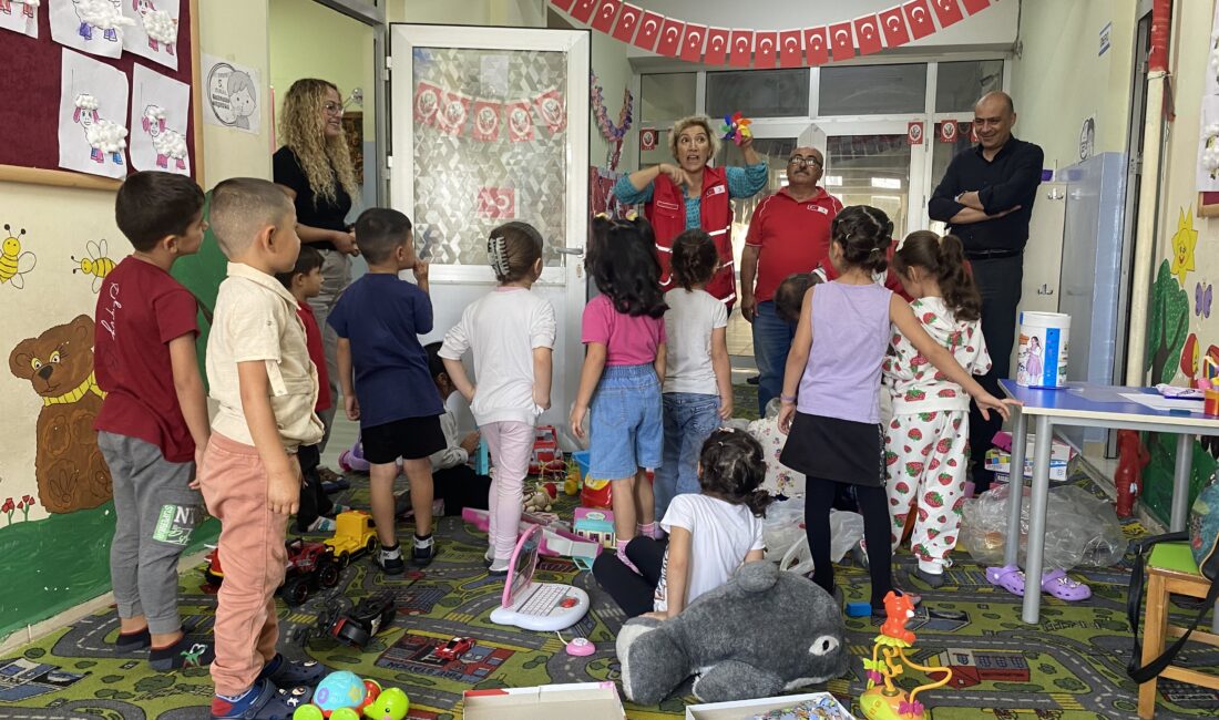 Manisa'nın Alaşehir ilçesinde hayırseverlerin bağışlarıyla toplanan çeşitli oyuncaklar, Alaşehir Türk