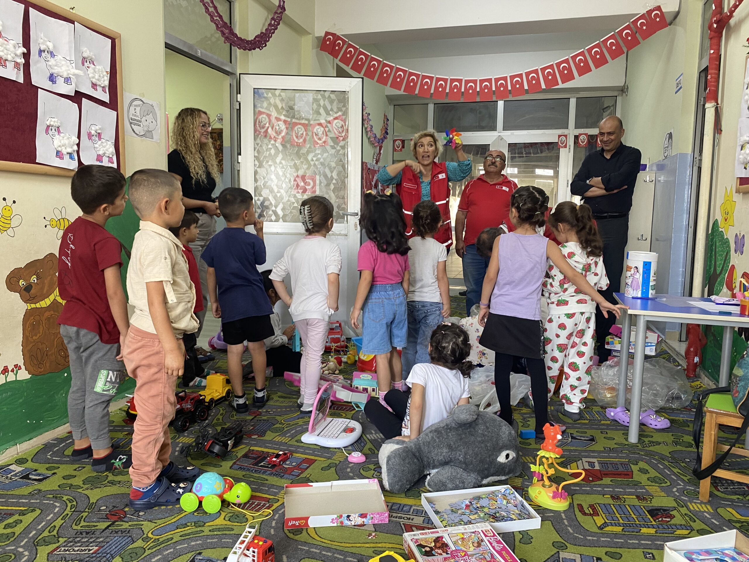 Manisa'nın Alaşehir ilçesinde hayırseverlerin bağışlarıyla toplanan çeşitli oyuncaklar, Alaşehir Türk