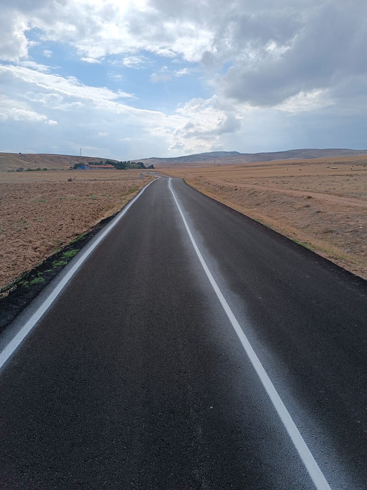 Afyonkarahisar İl Özel İdaresi yolları güzelleştirmeye, vatandaşlara daha konforlu ulaşım