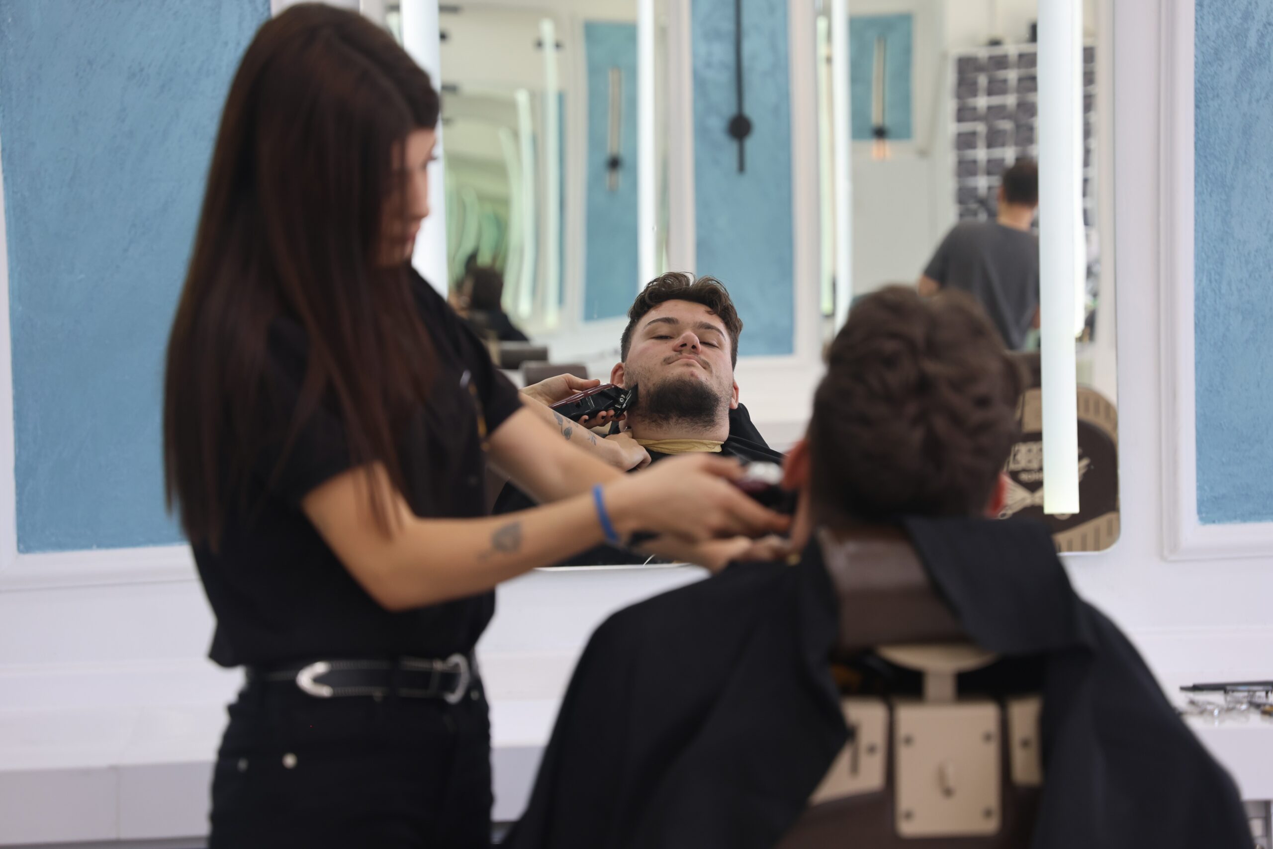 Erkek kuaförlüğüne kadın eli değdi 1 Erkek kuaförlüğüne kadın eli değdi