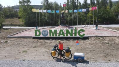 Bisikletiyle başladığı geziyle barışı dünyaya yaymayı hedeflediğini belirten gezgin Metin