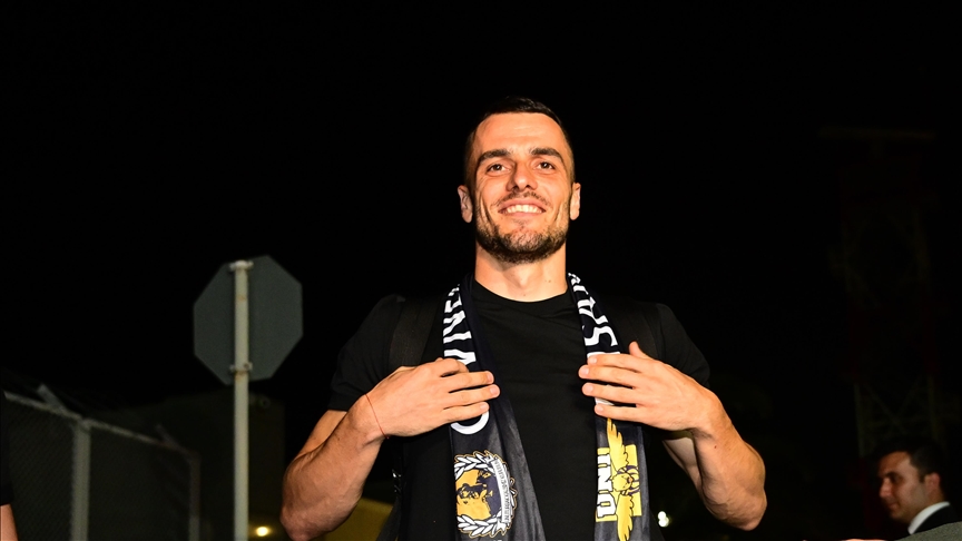 Fenerbahçe Kulübü, Sırp futbolcu Filip Kostic ile sözleşme imzaladı.