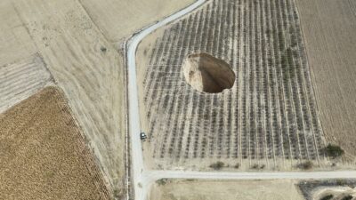     Karaman merkeze bağlı Akçaşehir beldesinde bir elma bahçesinde