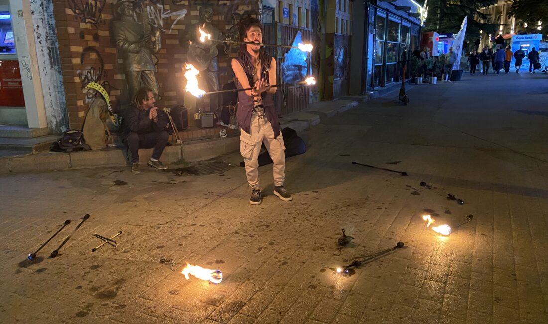 Meşalelerle yapılan akrobatik gösteri
Eskişehir'de bir sokak sanatçısının meşalelerle yapmış olduğu akrobatik gösteri güzel