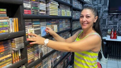 Eskişehir'de kasetçilik yapan Aynur Bulut, birçok insanın hâlâ talep gösterdiği