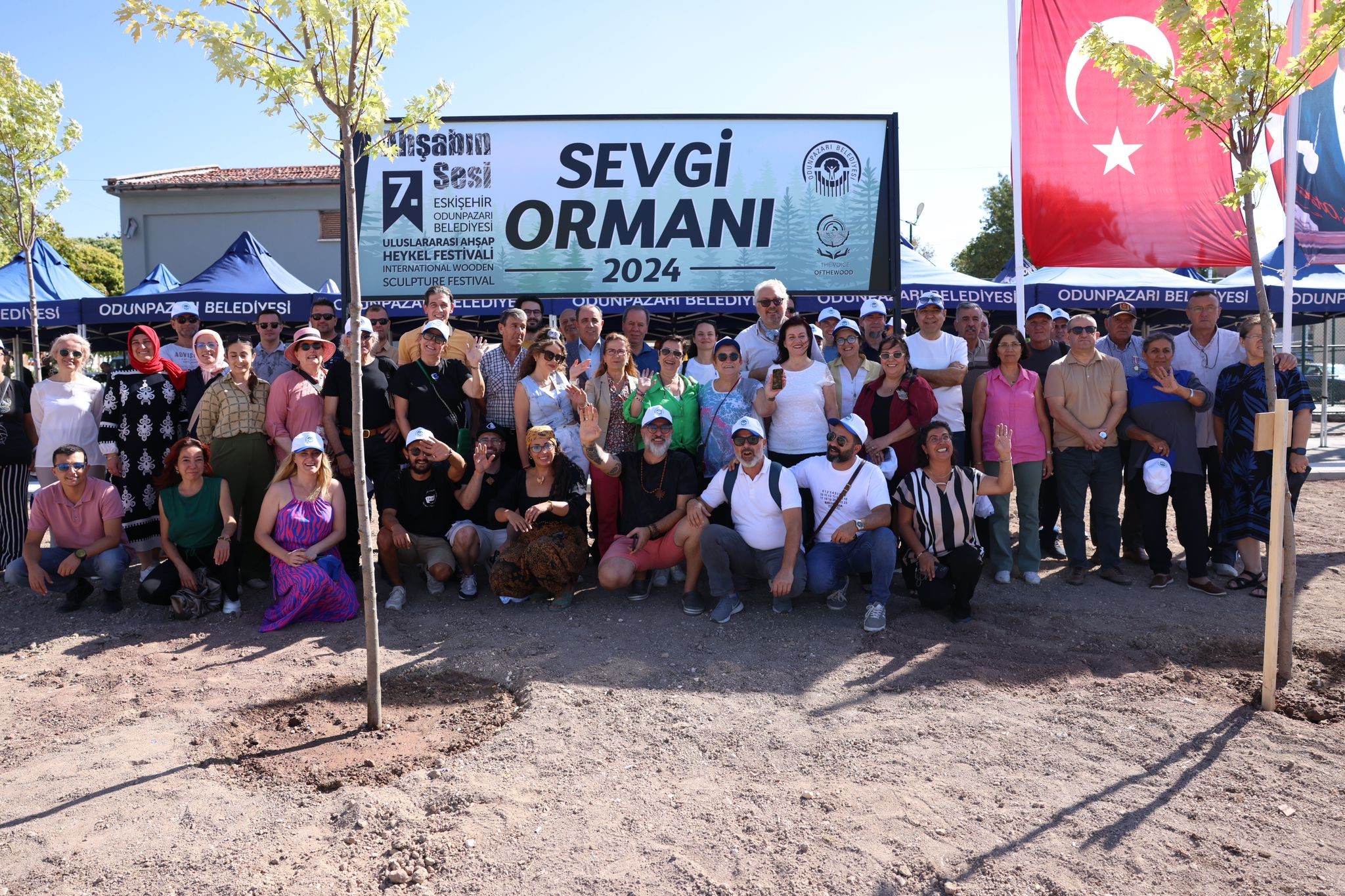 Ahşap Heykel Festivali'nde Sevgi Fidanları Toprakla Buluştu! Odunpazarı'nda Sanat ve