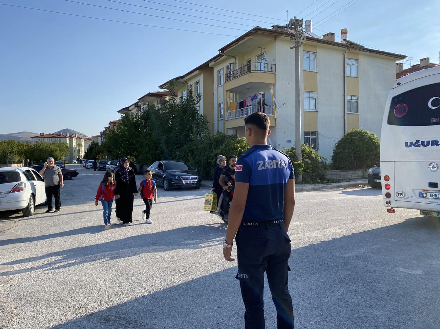 Dinar Belediyesi, okul çevrelerinde güvenli trafikteki önlemleri artırmak amacıyla zabıta