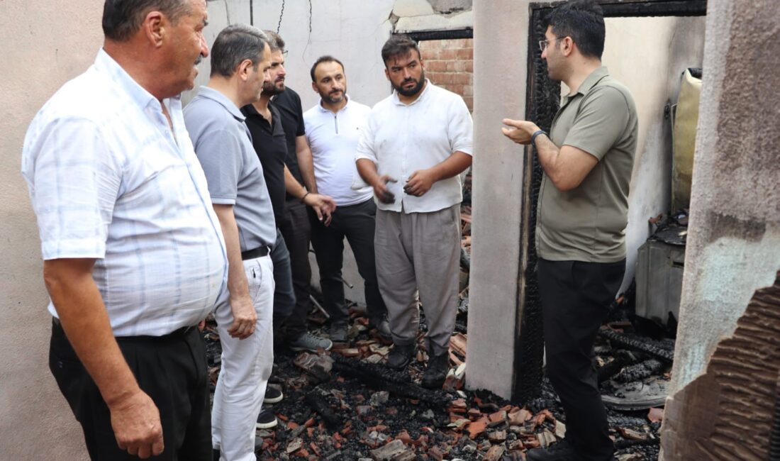 Manisa'nın Selendi ilçesinde cami lojmanında çıkan yangın, itfaiye ekiplerinin müdahalesiyle