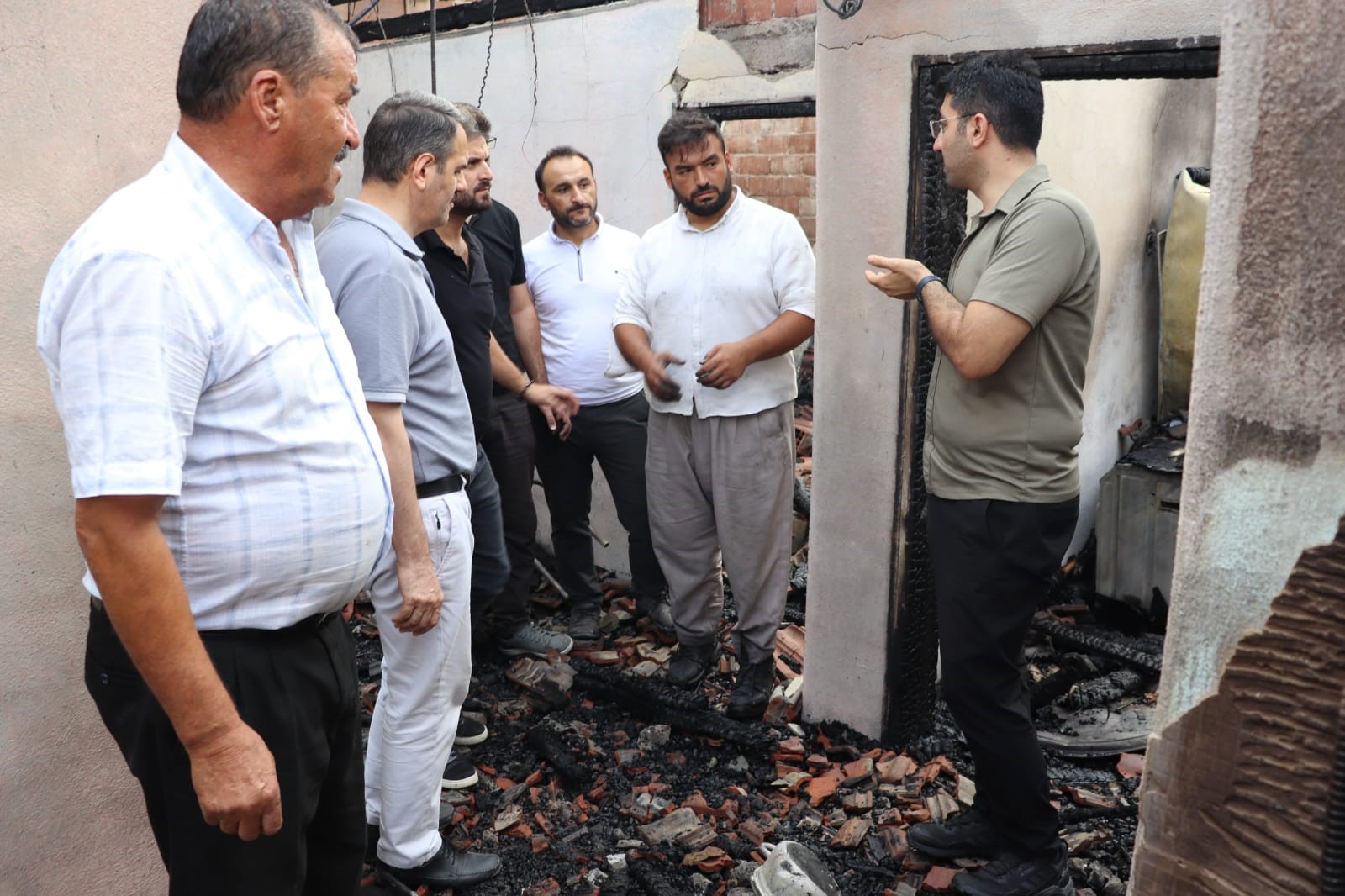 Manisa'nın Selendi ilçesinde cami lojmanında çıkan yangın, itfaiye ekiplerinin müdahalesiyle
