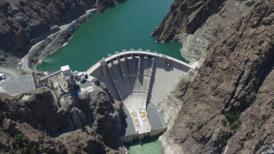 Artvin’de Çoruh nehri üzerinde enerji üretimi amacıyla kurulan baraj ve