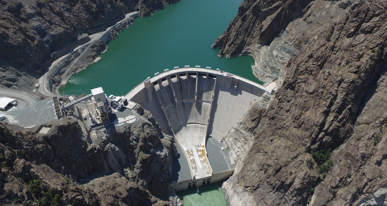 Artvin’de Çoruh nehri üzerinde enerji üretimi amacıyla kurulan baraj ve