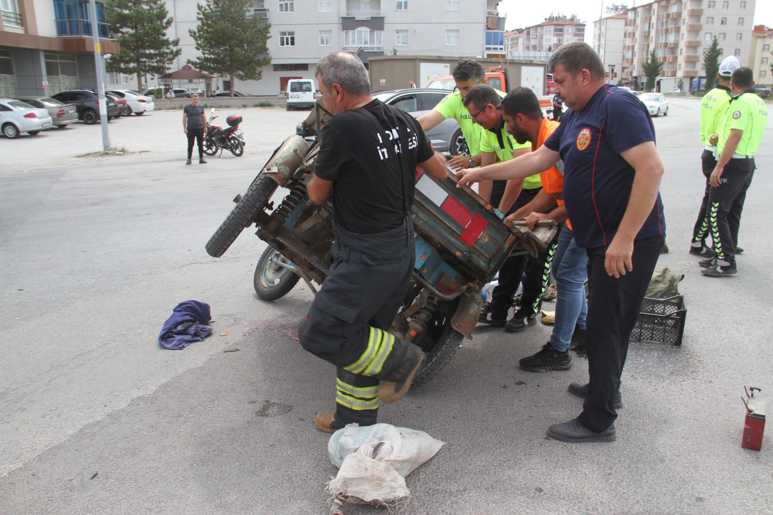 Konya'nın Beyşehir ilçesinde hafif ticari araçla çarpışarak devrilen üç tekerli
