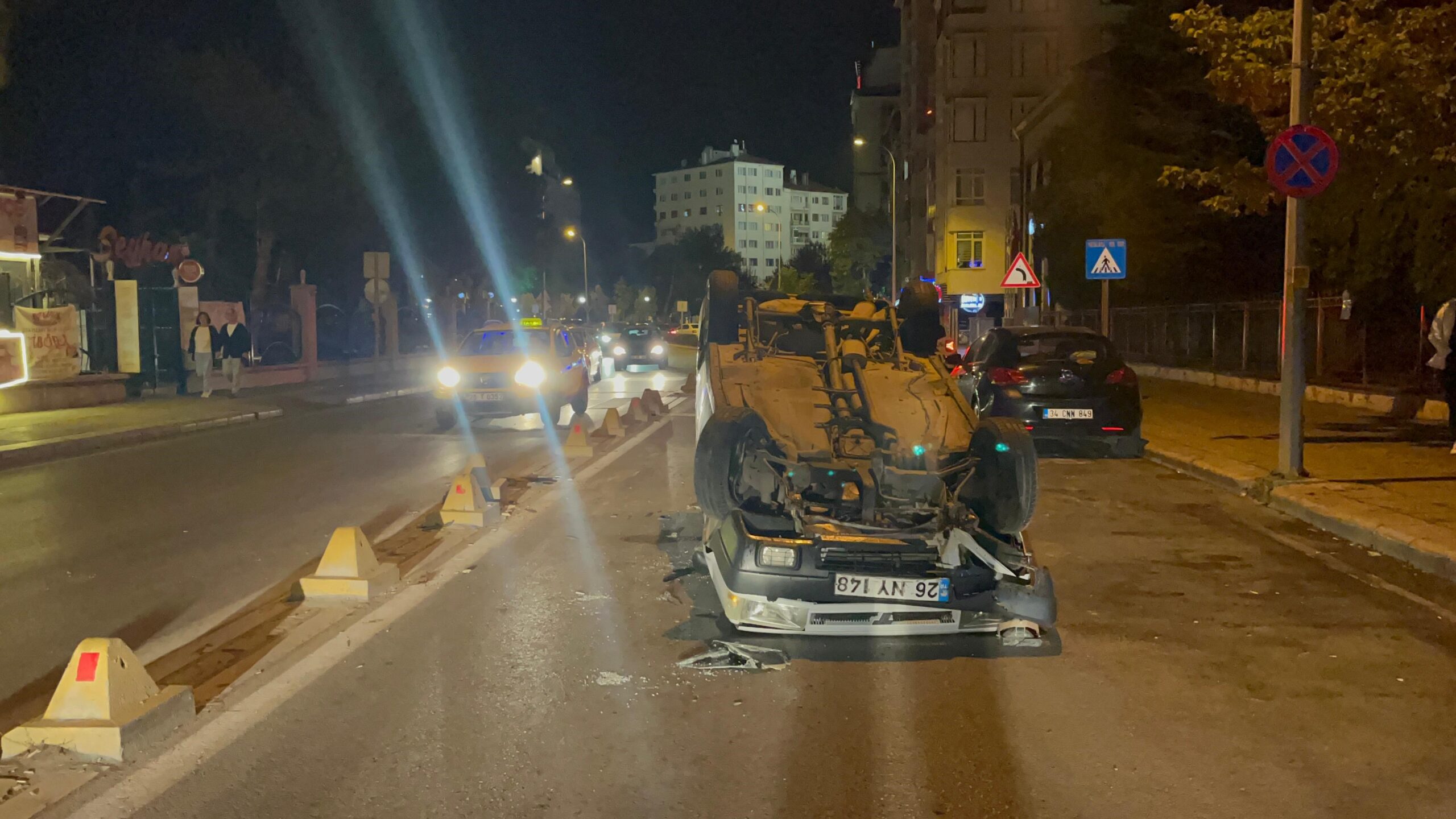 Eskişehir'de viraja hızlı girdiği için kontrolden çıkan ve karşı şeride