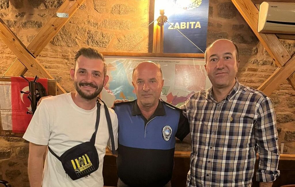   Afyonkarahisar Belediyesi Zabıta ekipleri yüklü miktarda altını sahibine teslim