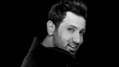 Şarkıcı ve yönetmen Metin Arolat, İstanbul Kozyatağı’nda sahnede şarkı söylerken