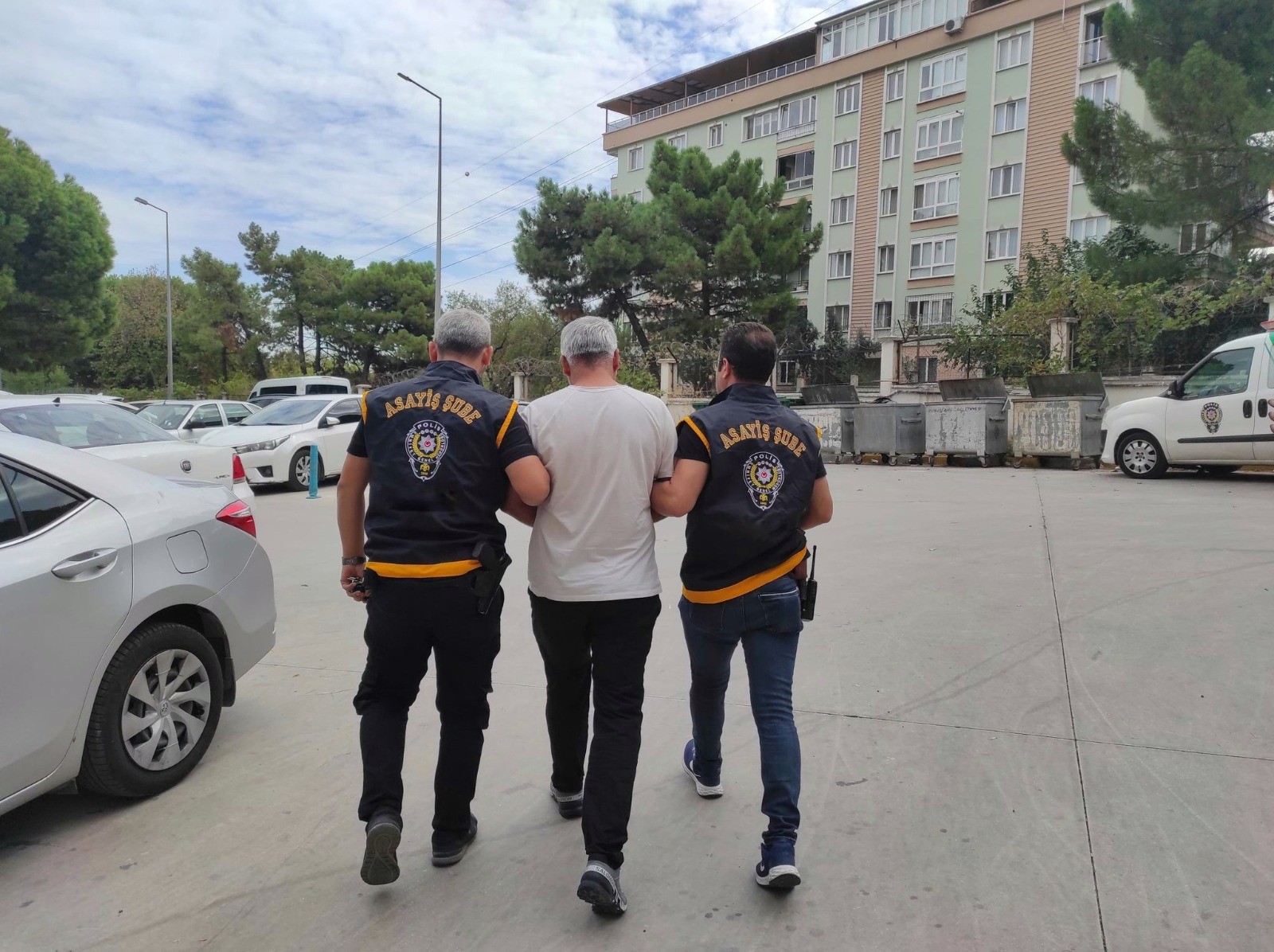 Manisa’nın Yunusemre ilçesindeki bir ortaokulun müdürüne silahlı saldırı girişiminde bulunan