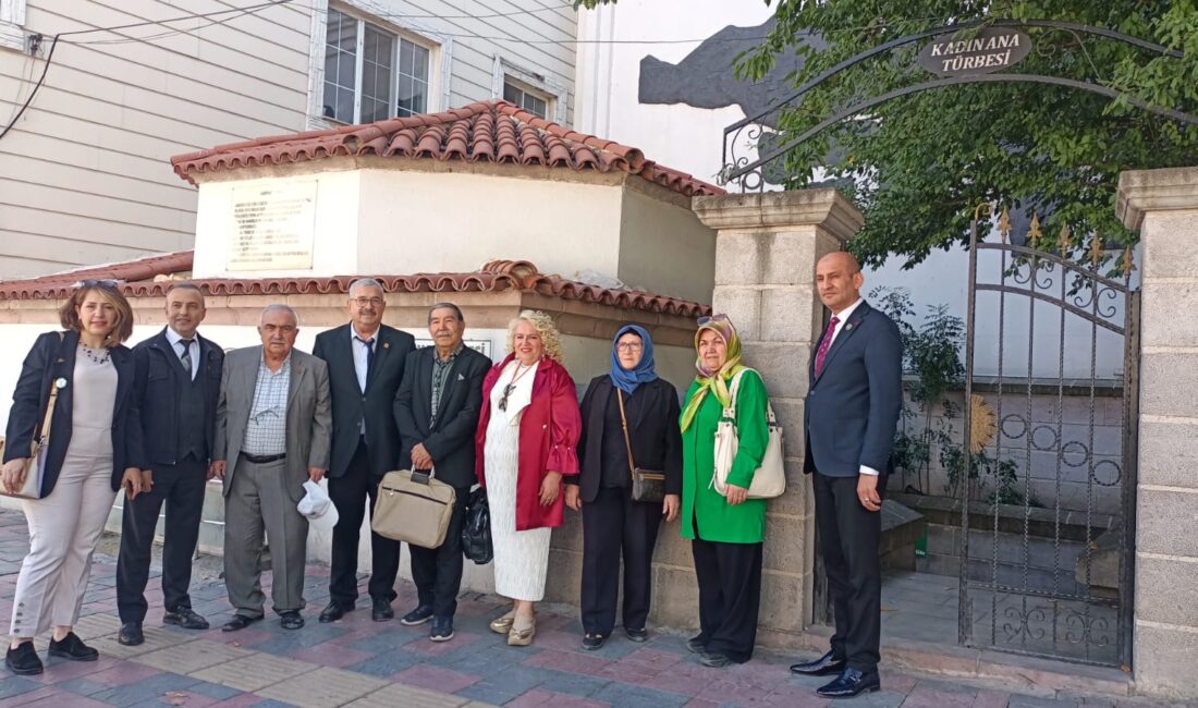 Afyonkarahisar Yazarlar ve Şairler Derneği Üyeleri Kadınana Türbesini ziyaret ederek,