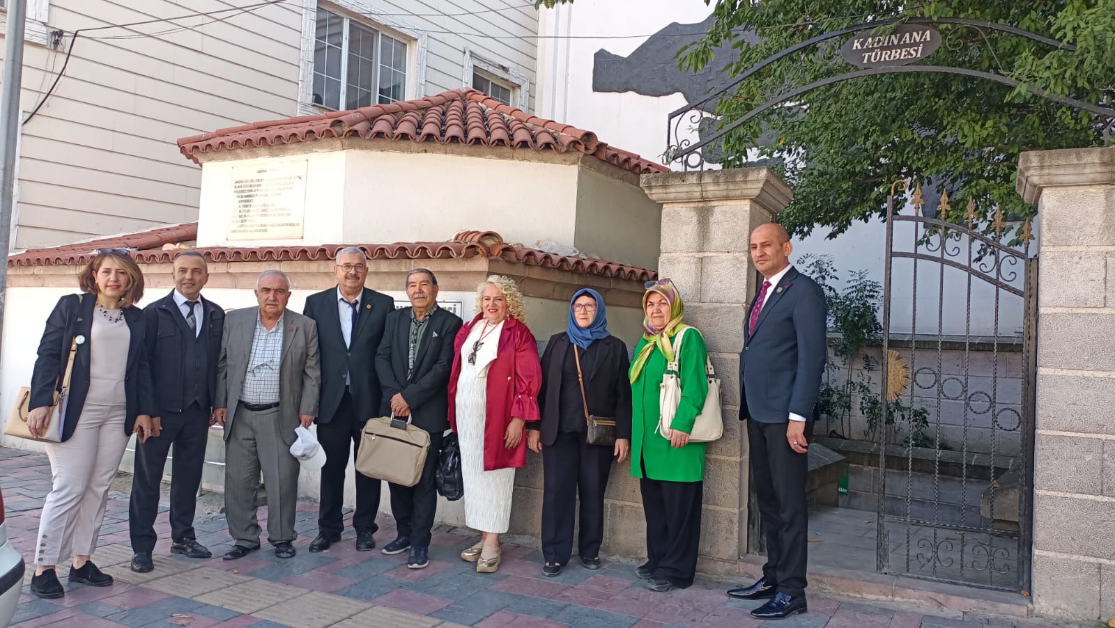 Afyonkarahisar Yazarlar ve Şairler Derneği Üyeleri Kadınana Türbesini ziyaret ederek,