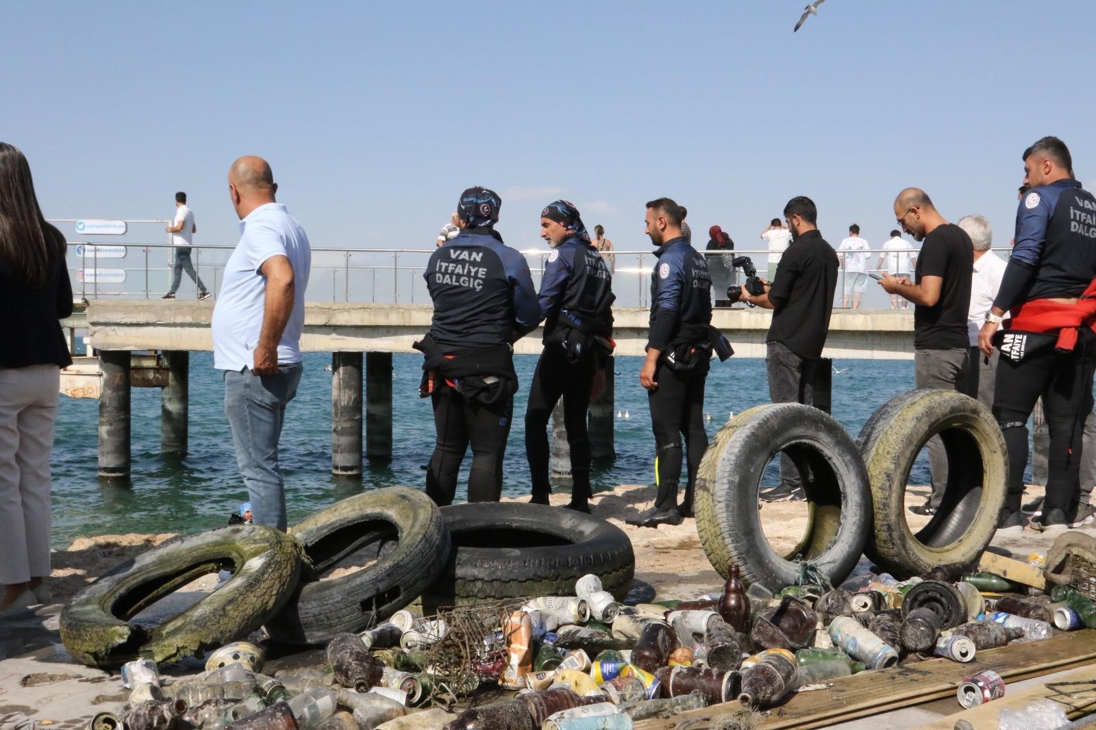 "Van Gölü'nün Derinliklerinden Çıkan Çöp Dağları: Sualtı Kurtarma Ekibi Mangal