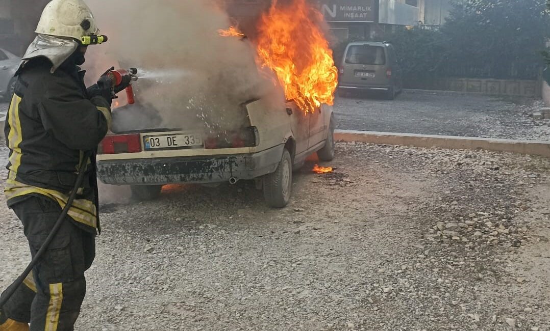 Afyonkarahisar'da park halindeki Fiat Tofaş marka otomobil, motor kısmında çıkan