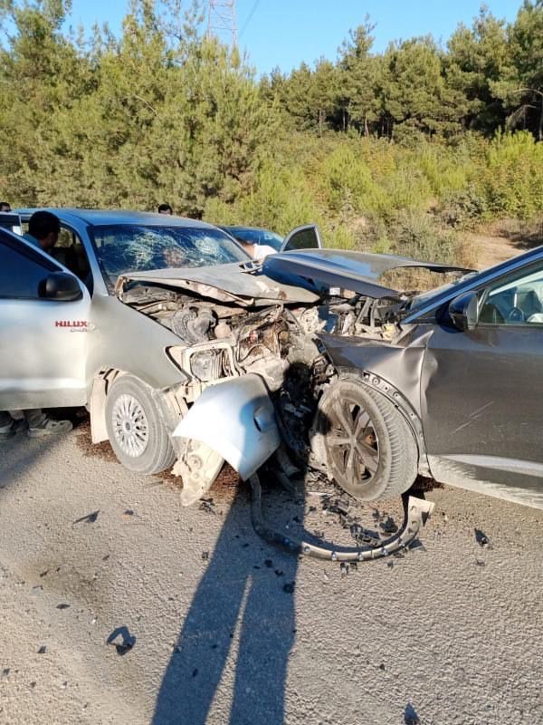 Afyonkarahisar’da, iki otomobilin çarpışması sonucu meydana gelen trafik kazasında 4