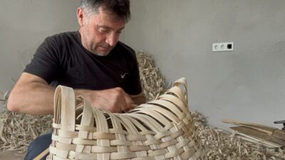 Düzce’de, dedesinden miras kalan sepet örme sanatını yaşatan Recep Erbay,