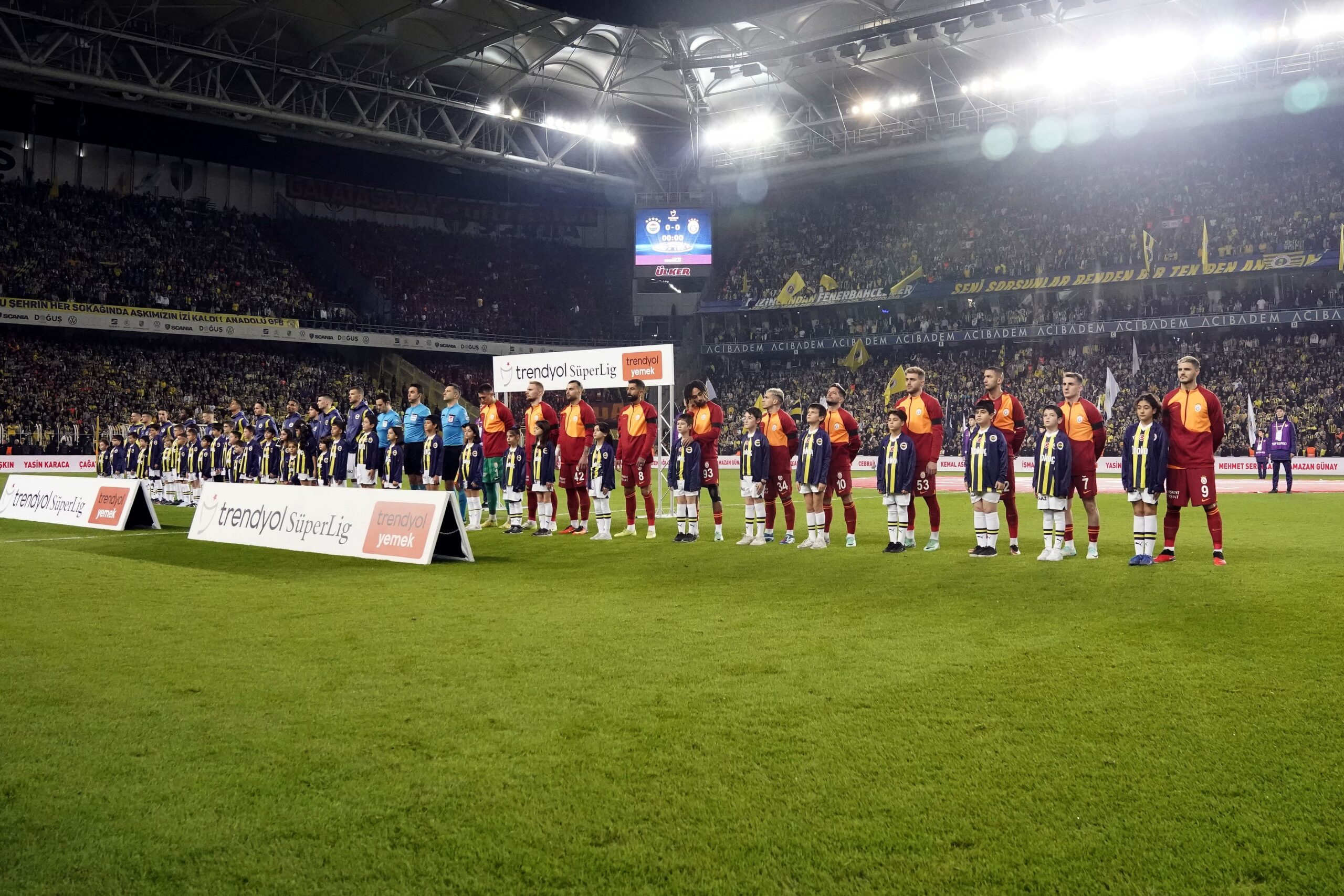 Fenerbahçe ile Galatasaray yarın oynanacak derbiyle 401. kez rakip olacak.