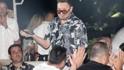 Şarkıcı ve yönetmen Metin Arolat, İstanbul Kozyatağı'nda sahnede şarkı söylerken