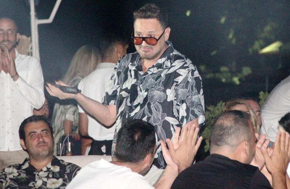 Şarkıcı ve yönetmen Metin Arolat, İstanbul Kozyatağı'nda sahnede şarkı söylerken