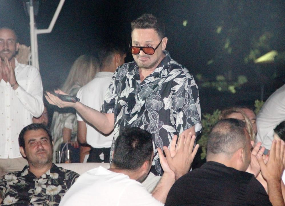 Şarkıcı ve yönetmen Metin Arolat, İstanbul Kozyatağı'nda sahnede şarkı söylerken