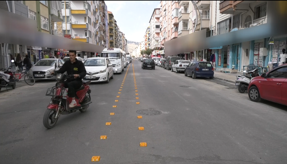 Afyonkarahisar’ın en işlek caddelerinden biri olan Kadınana Caddesi’nin alt bölümü
