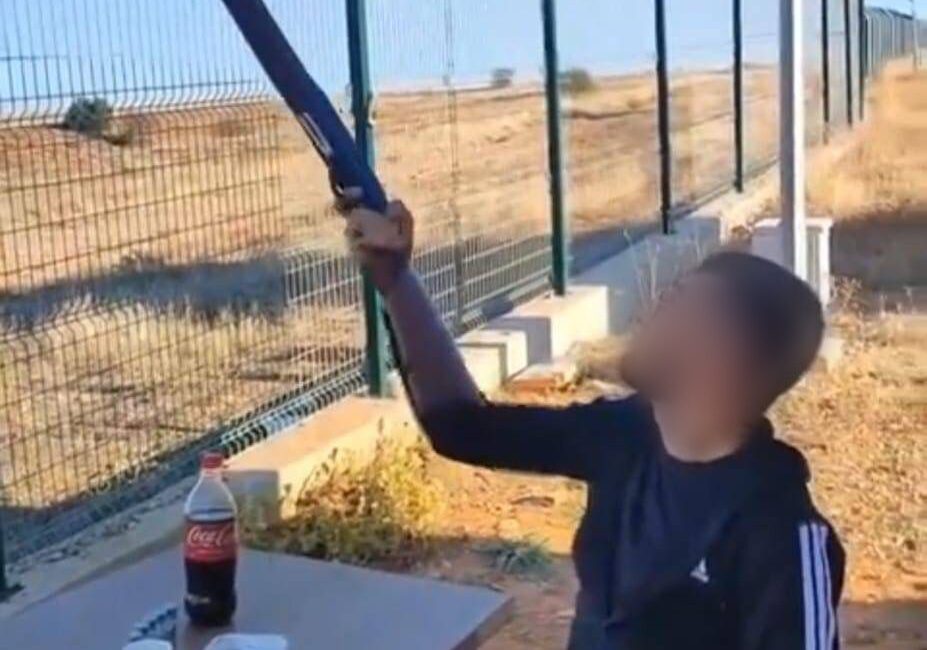 Eline aldığı silahla havaya rastgele ateş açan ve bu görüntüleri