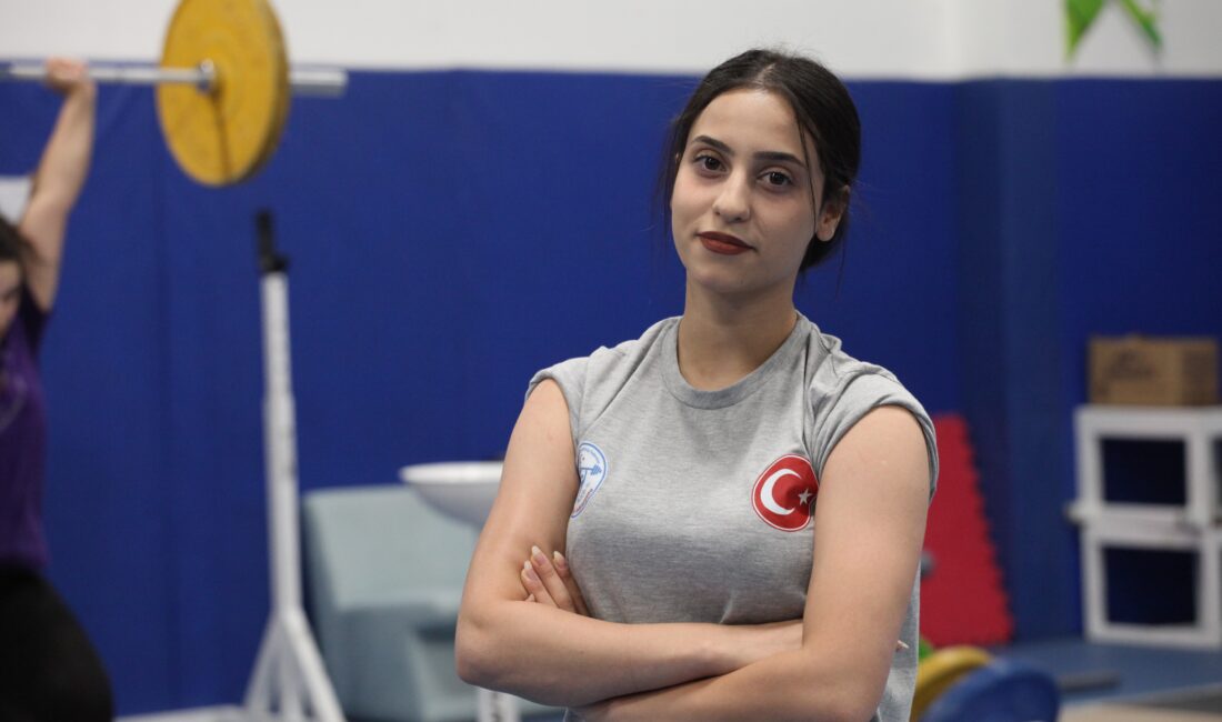 Ortaokulda öğretmeninin verdiği ödev ile halterle tanışan, 6 yıldır da