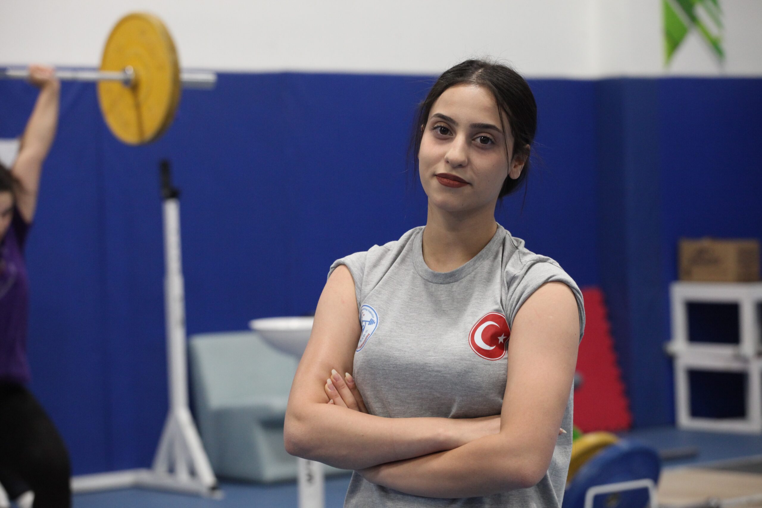 Ortaokulda öğretmeninin verdiği ödev ile halterle tanışan, 6 yıldır da