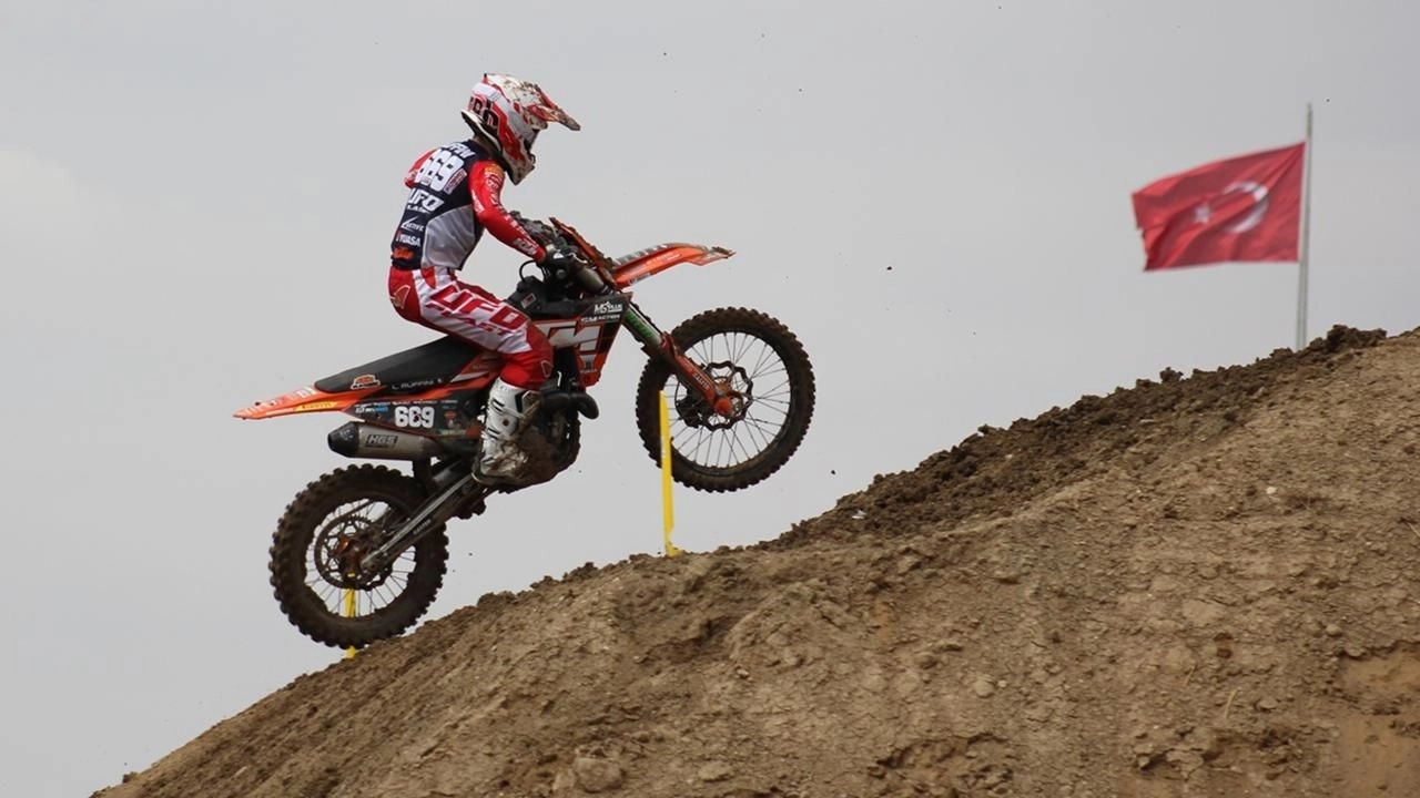 "Afyon'da Adrenalin Fırtınası: Dünya Motokros Şampiyonları Piste Çıkıyor!"
