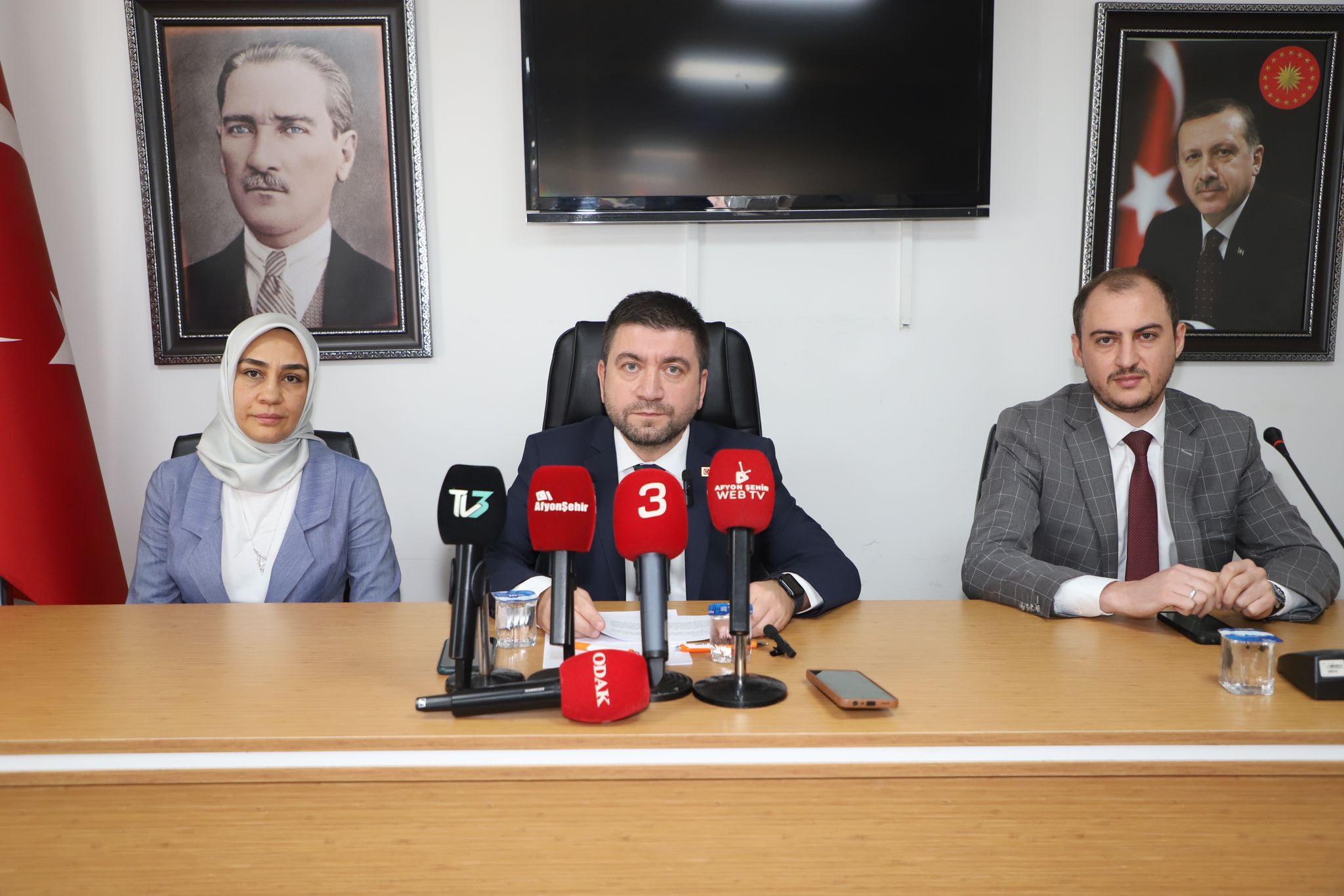 AK Parti İl Başkanlığı tarafından düzenlenen basın toplantısında konuşan AK