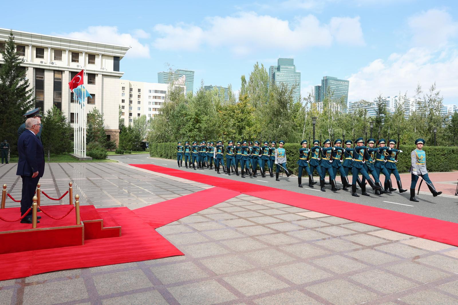 Millî Savunma Bakanı Yaşar Güler, Kazakistan’da bulunan Vatan Koruyucuları Anıtı’nı